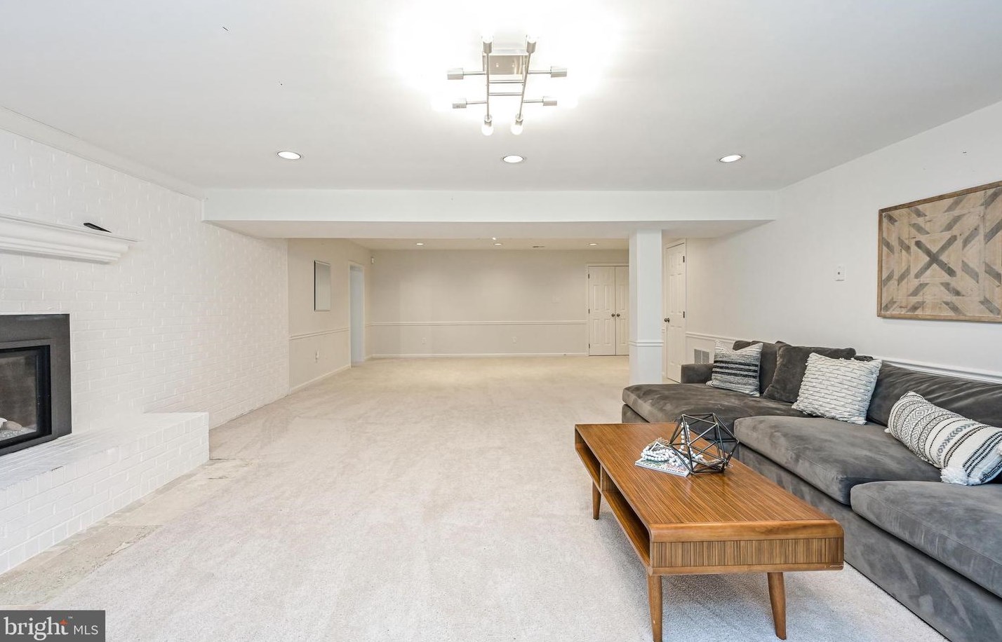 8624 Beaver Pond Ln, Fairfax VA  22039-2702 exterior