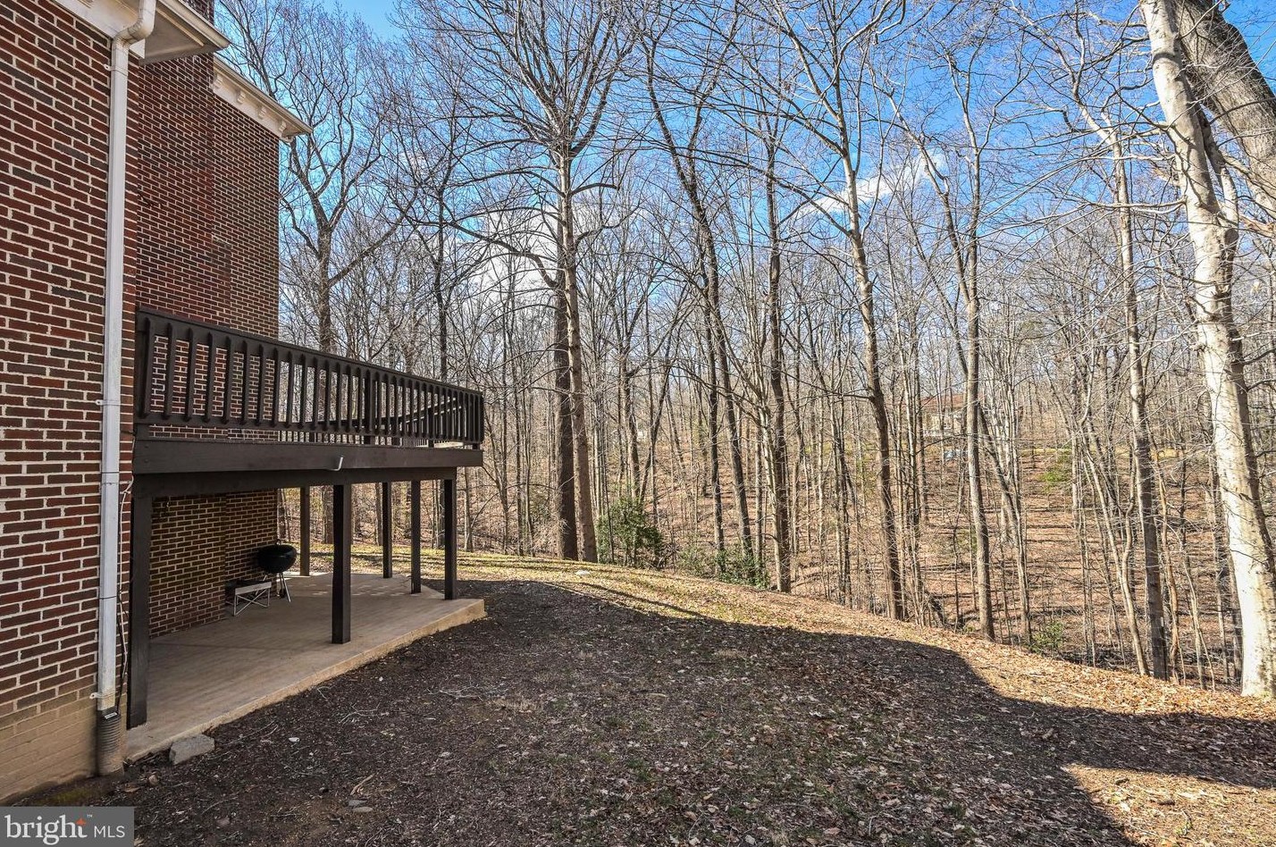 8624 Beaver Pond Ln, Fairfax VA  22039-2702 exterior