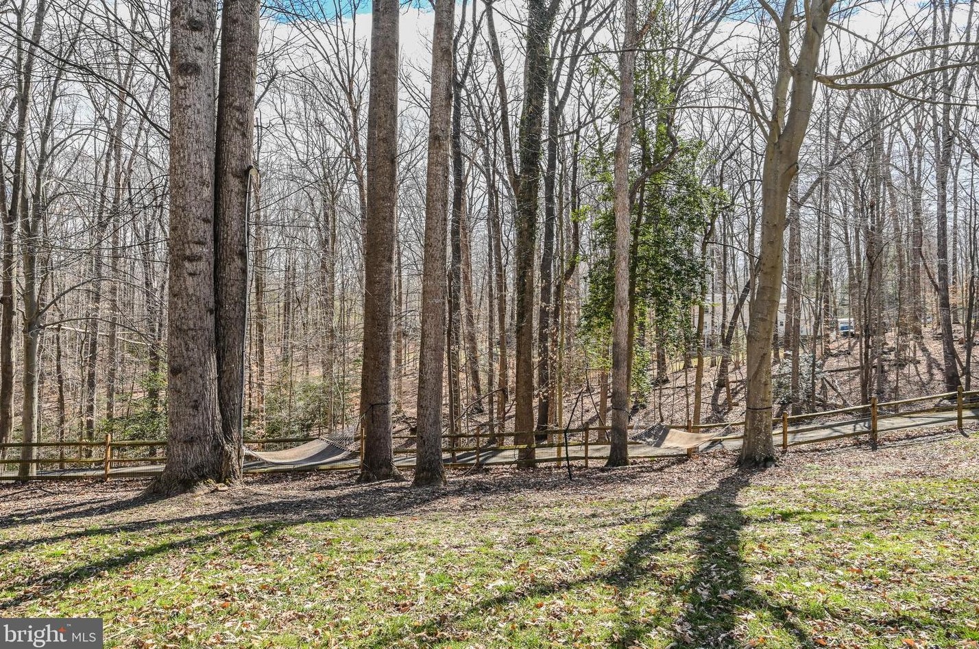 8624 Beaver Pond Ln, Fairfax VA  22039-2702 exterior