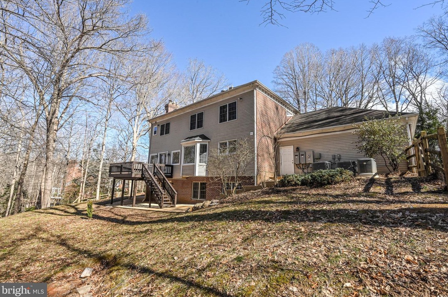8624 Beaver Pond Ln, Fairfax VA  22039-2702 exterior