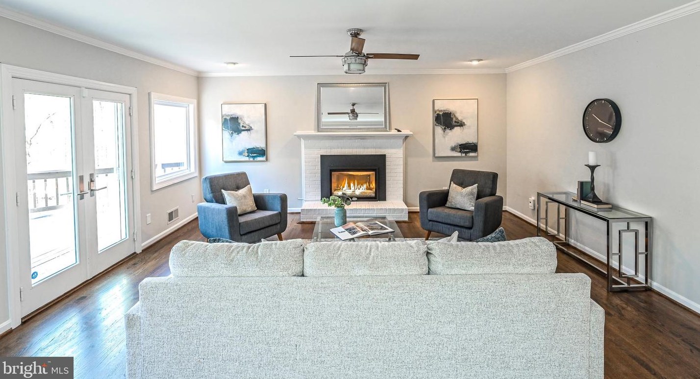 8624 Beaver Pond Ln, Fairfax VA  22039-2702 exterior