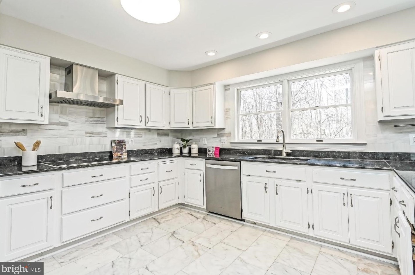 8624 Beaver Pond Ln, Fairfax VA  22039-2702 exterior