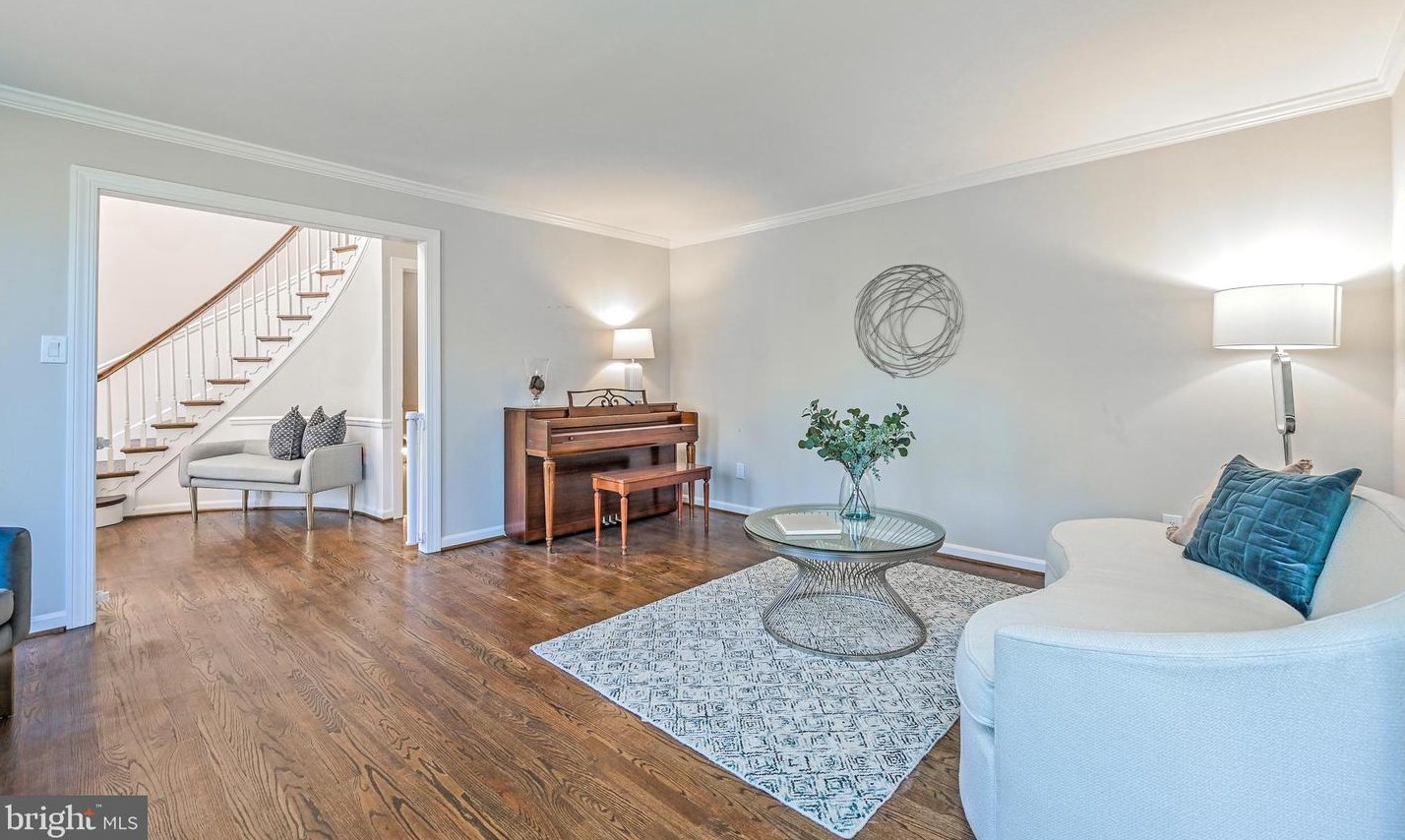 8624 Beaver Pond Ln, Fairfax VA  22039-2702 exterior