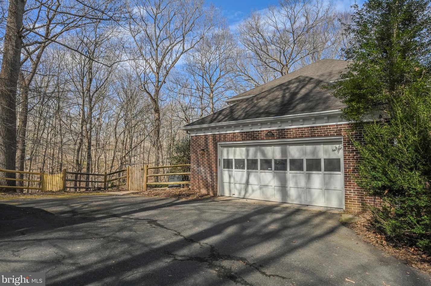 8624 Beaver Pond Ln, Fairfax VA  22039-2702 exterior