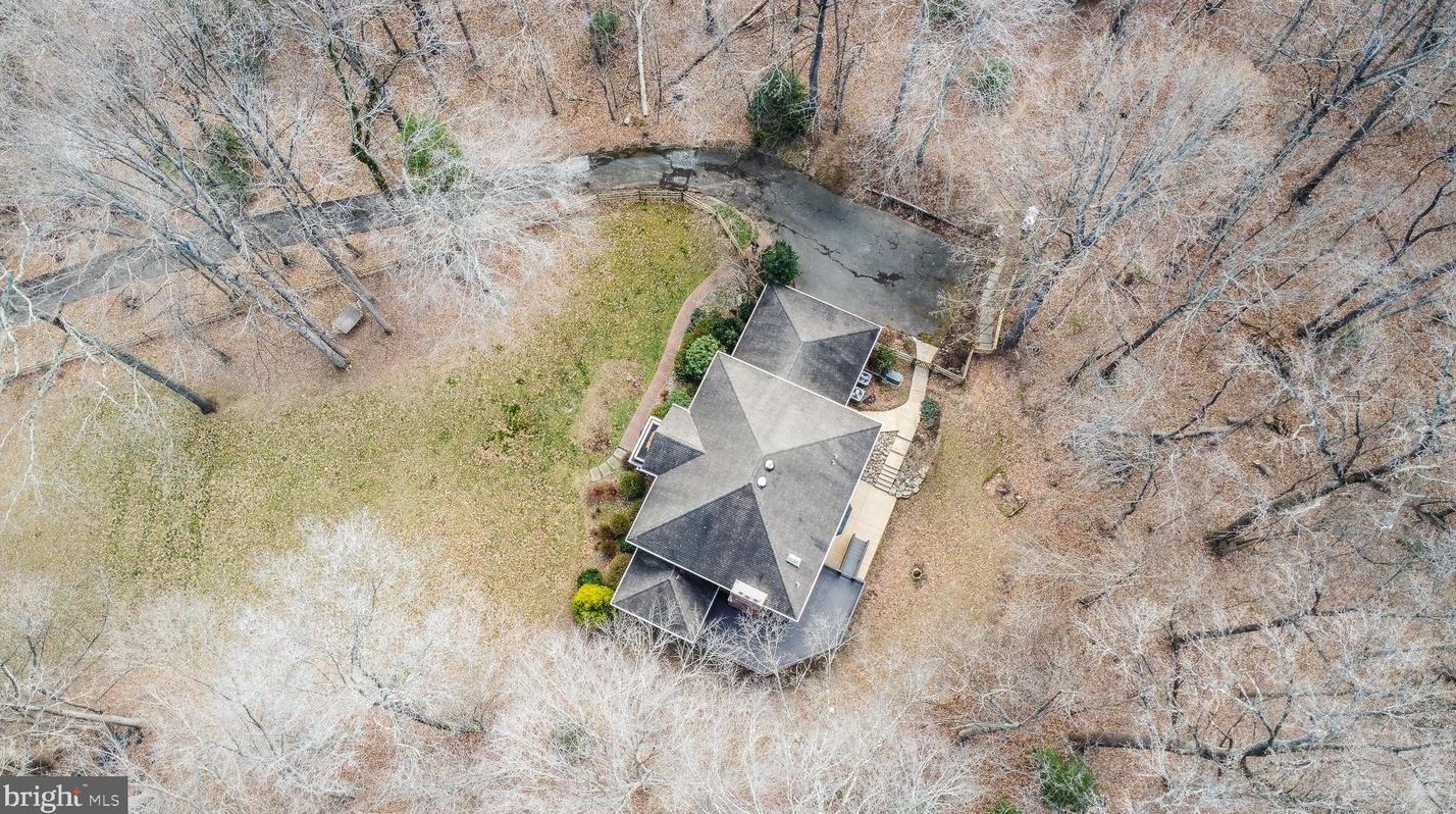 8624 Beaver Pond Ln, Fairfax VA  22039-2702 exterior