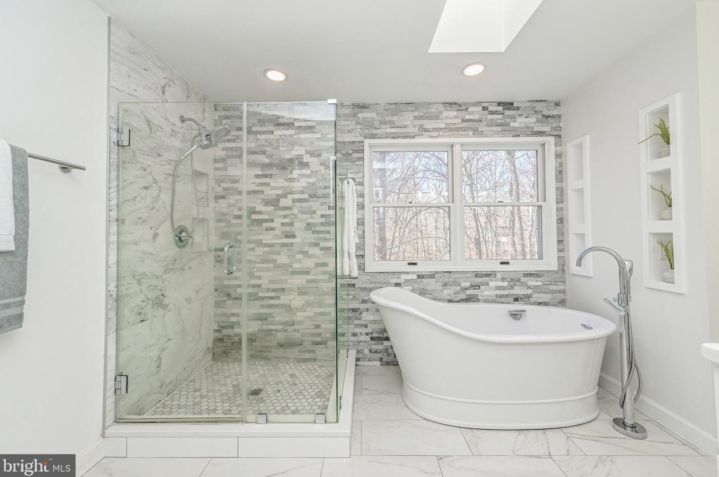 8624 Beaver Pond Ln, Fairfax VA  22039-2702 exterior