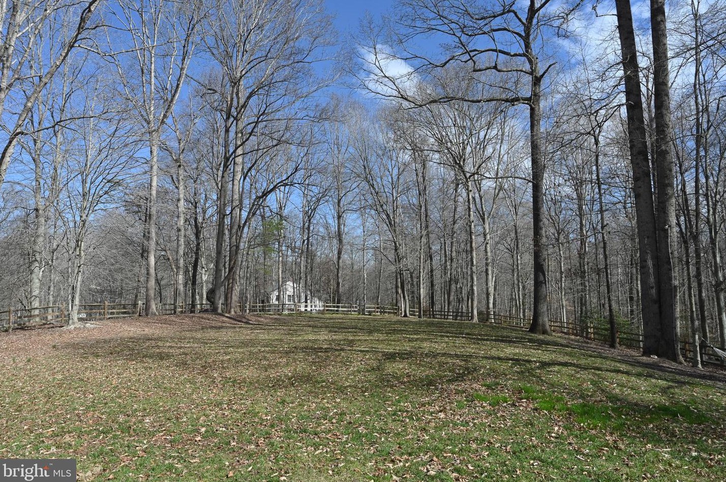 8624 Beaver Pond Ln, Fairfax VA  22039-2702 exterior