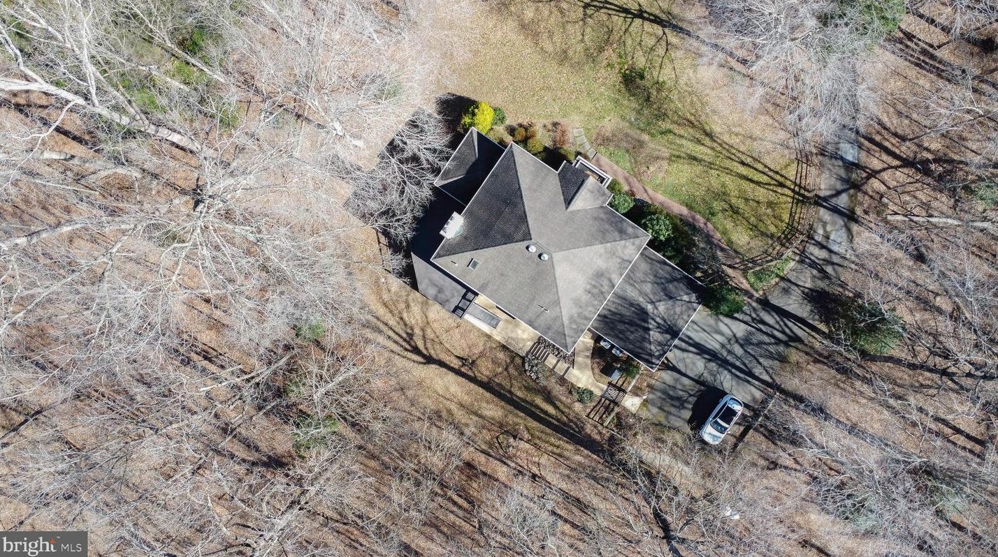 8624 Beaver Pond Ln, Fairfax VA  22039-2702 exterior