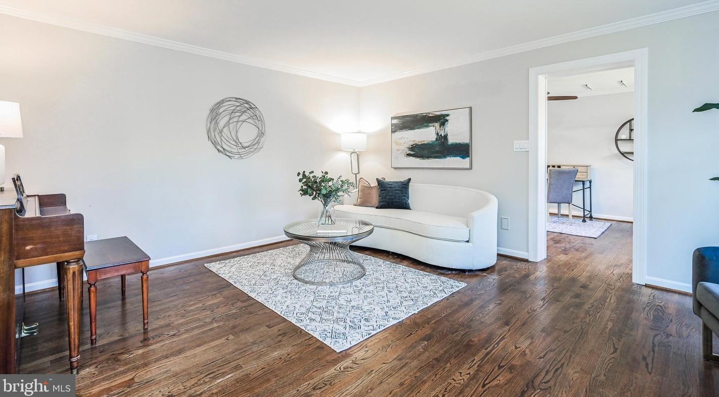 8624 Beaver Pond Ln, Fairfax VA  22039-2702 exterior