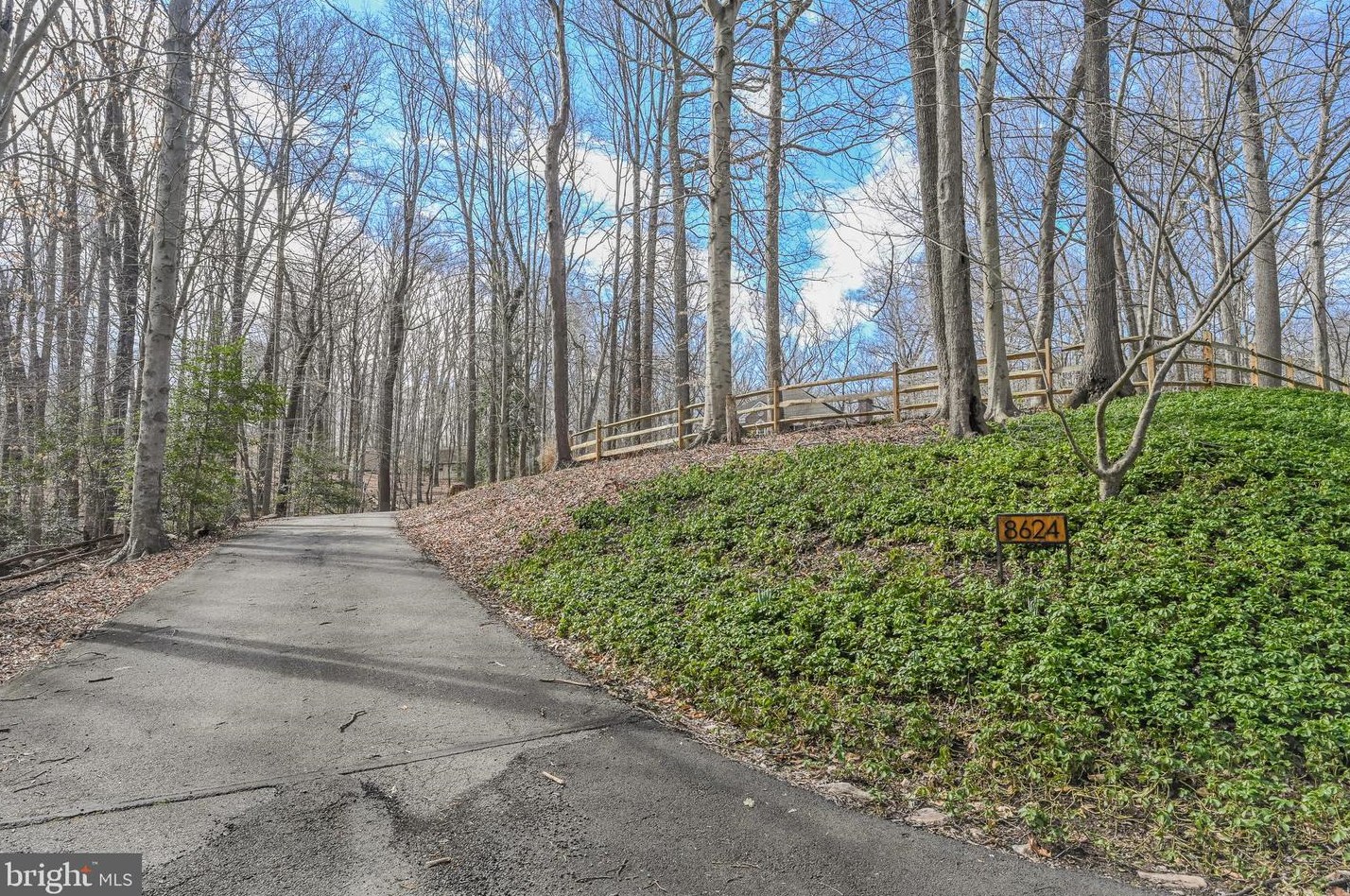 8624 Beaver Pond Ln, Fairfax VA  22039-2702 exterior
