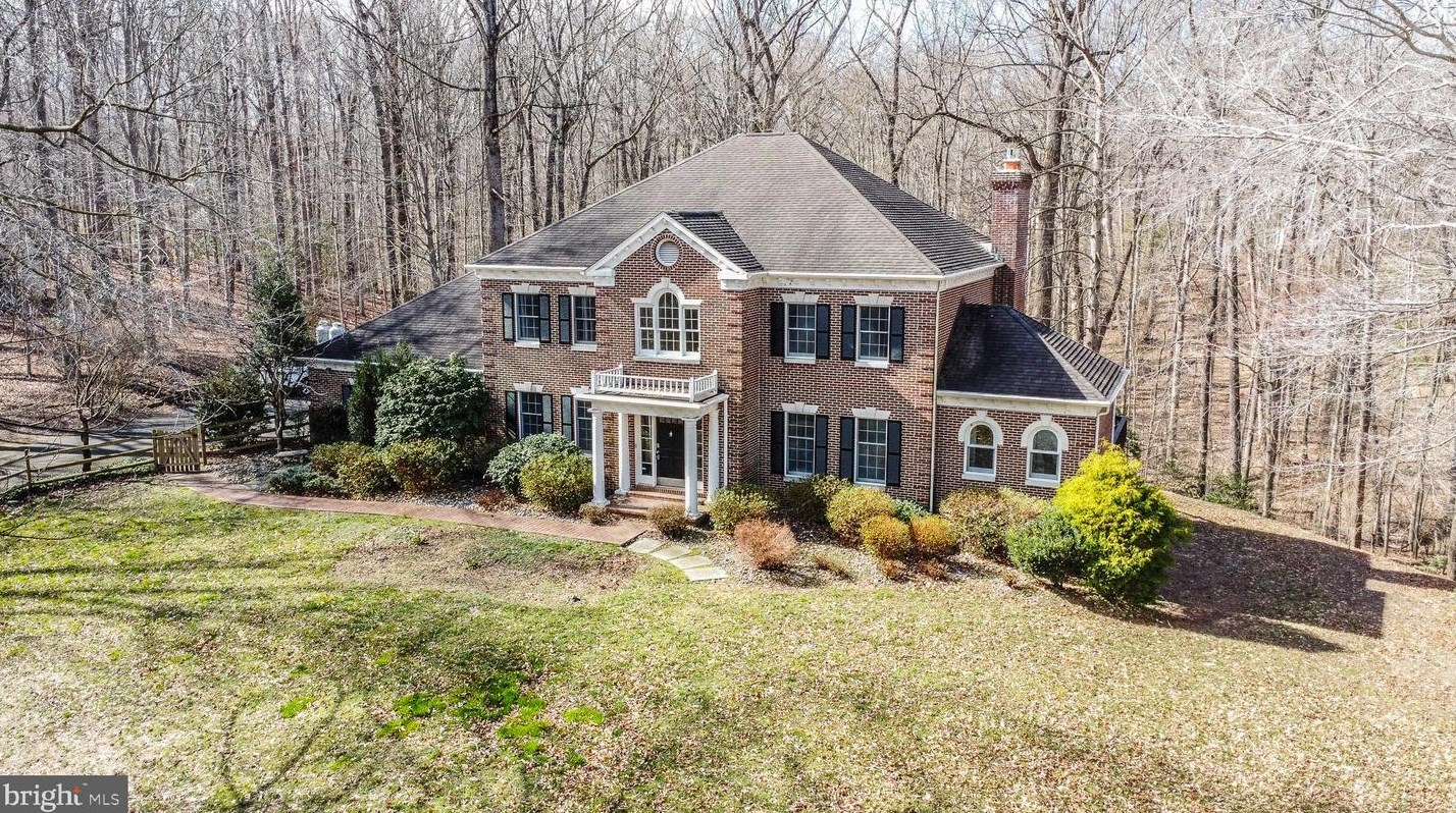 8624 Beaver Pond Ln, Fairfax VA  22039-2702 exterior