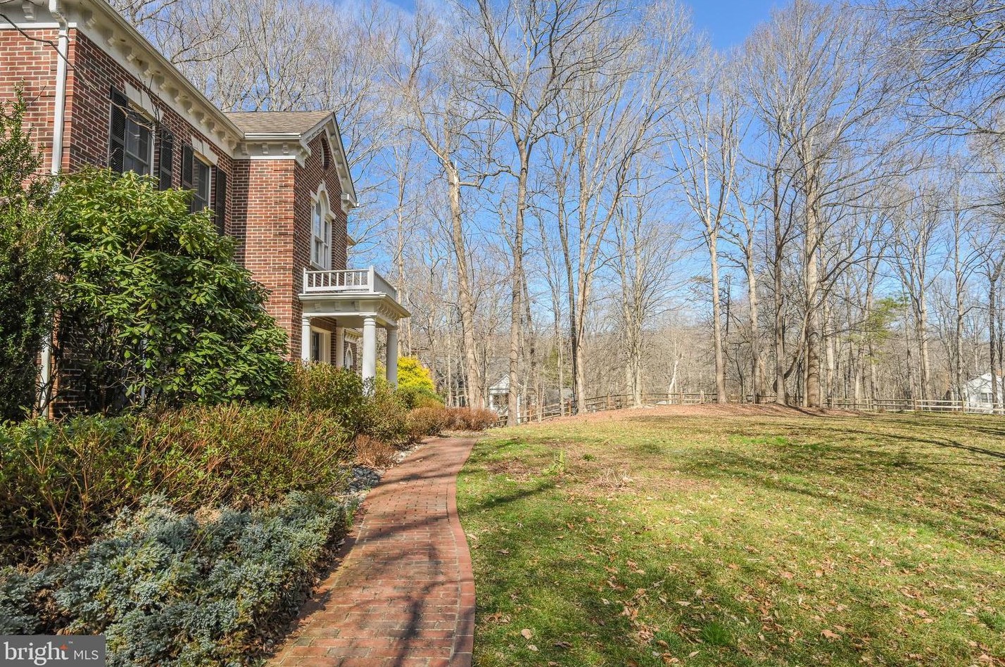 8624 Beaver Pond Ln, Fairfax VA  22039-2702 exterior