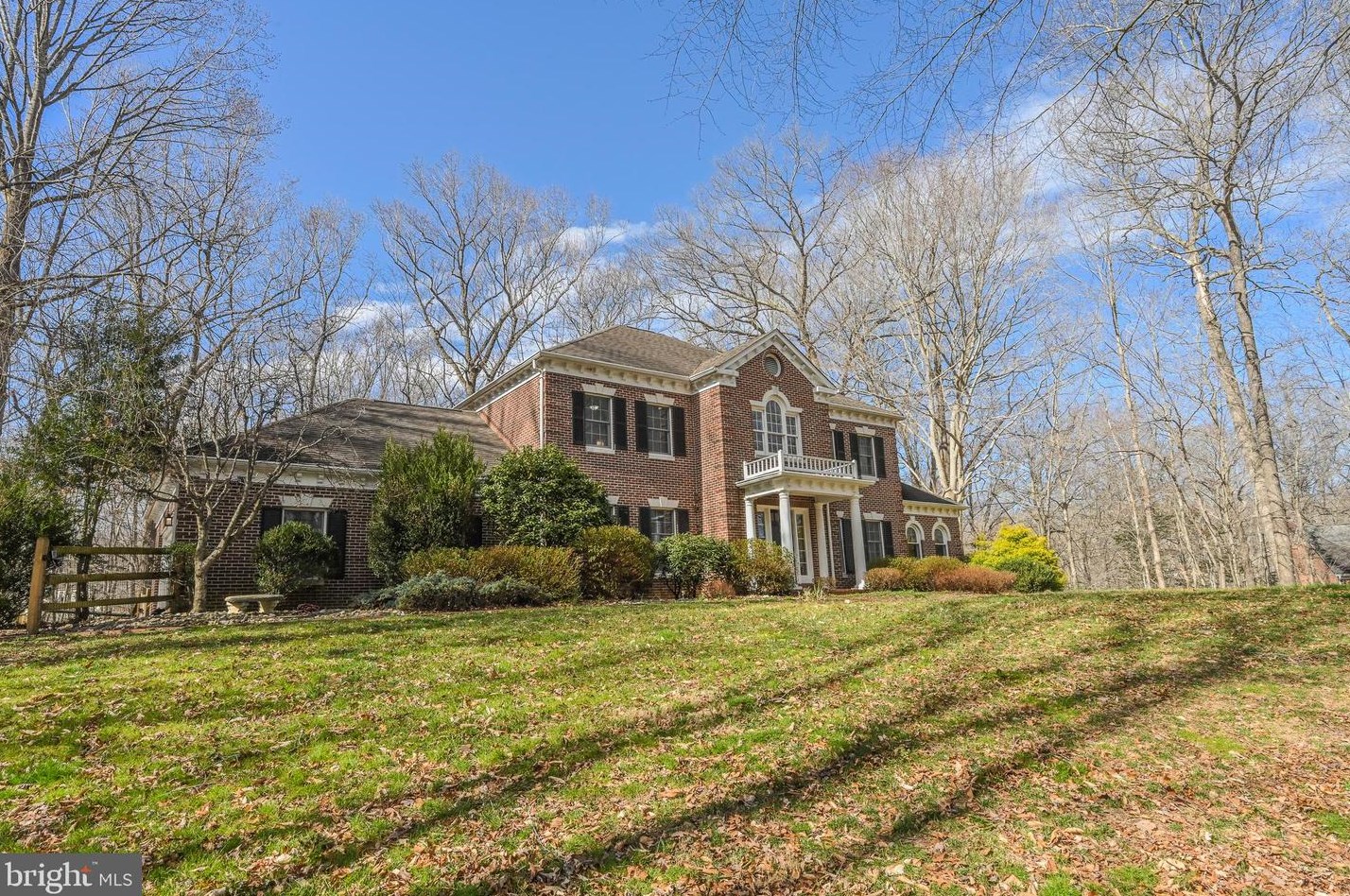 8624 Beaver Pond Ln, Fairfax VA  22039-2702 exterior