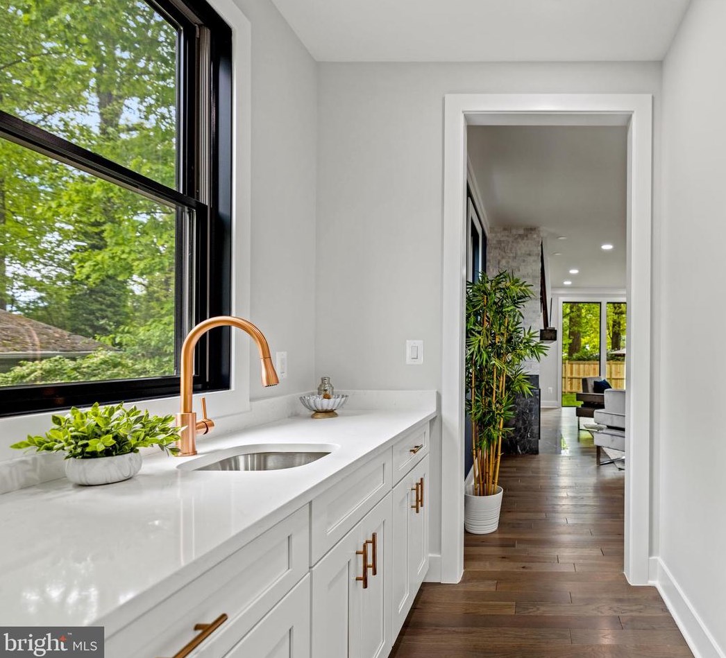 103 Yeonas Dr, Vienna VA  22180-6556 exterior