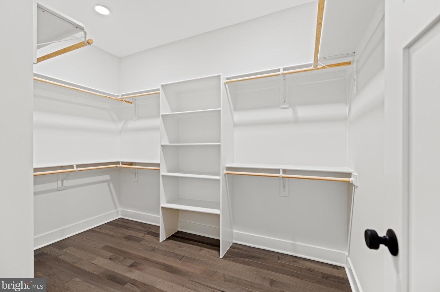 103 Yeonas Dr, Vienna VA  22180-6556 exterior