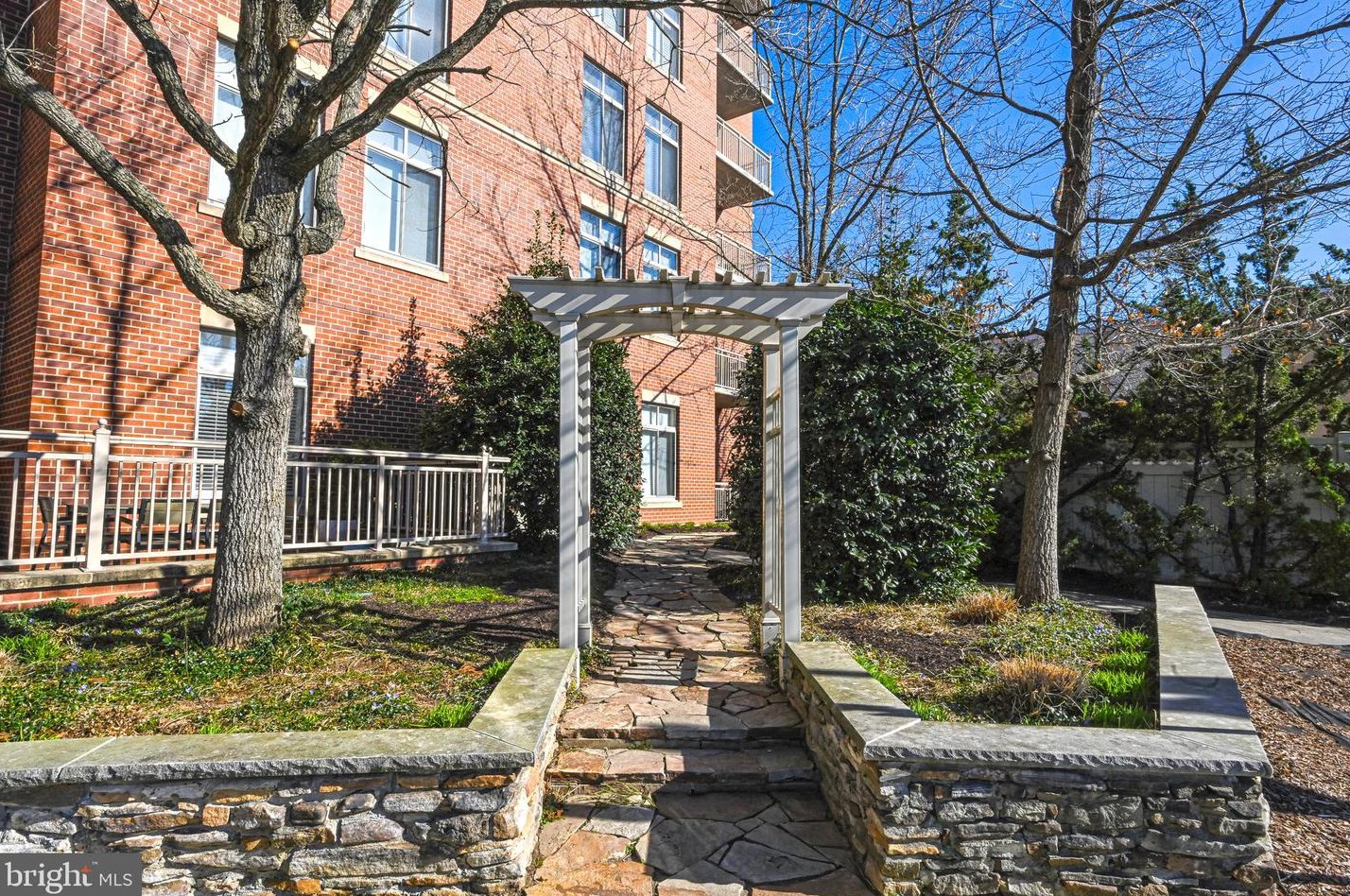 4490 Market Commons Dr, Fairfax VA  22033-6045 exterior
