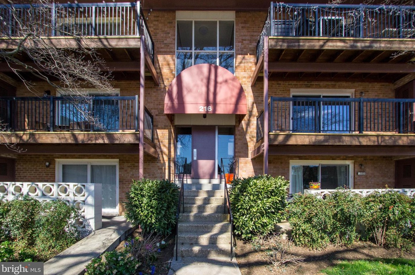 216 Locust St, Vienna VA  22180-4649 exterior