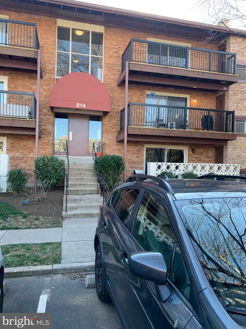 214 Locust St, Vienna VA  22180-4647 exterior