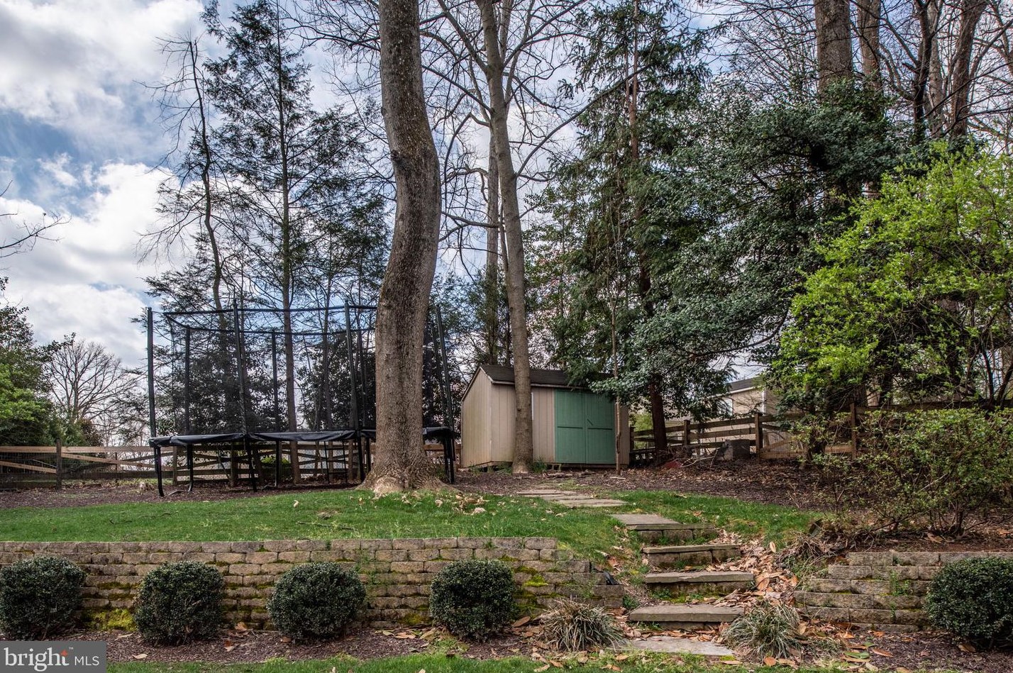 10025 Garrett St, Vienna VA  22181-3145 exterior