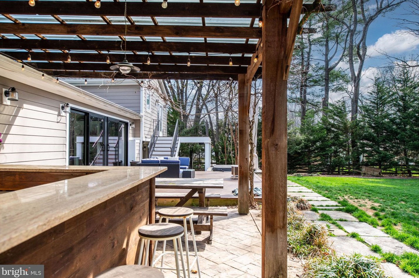 10025 Garrett St, Vienna VA  22181-3145 exterior