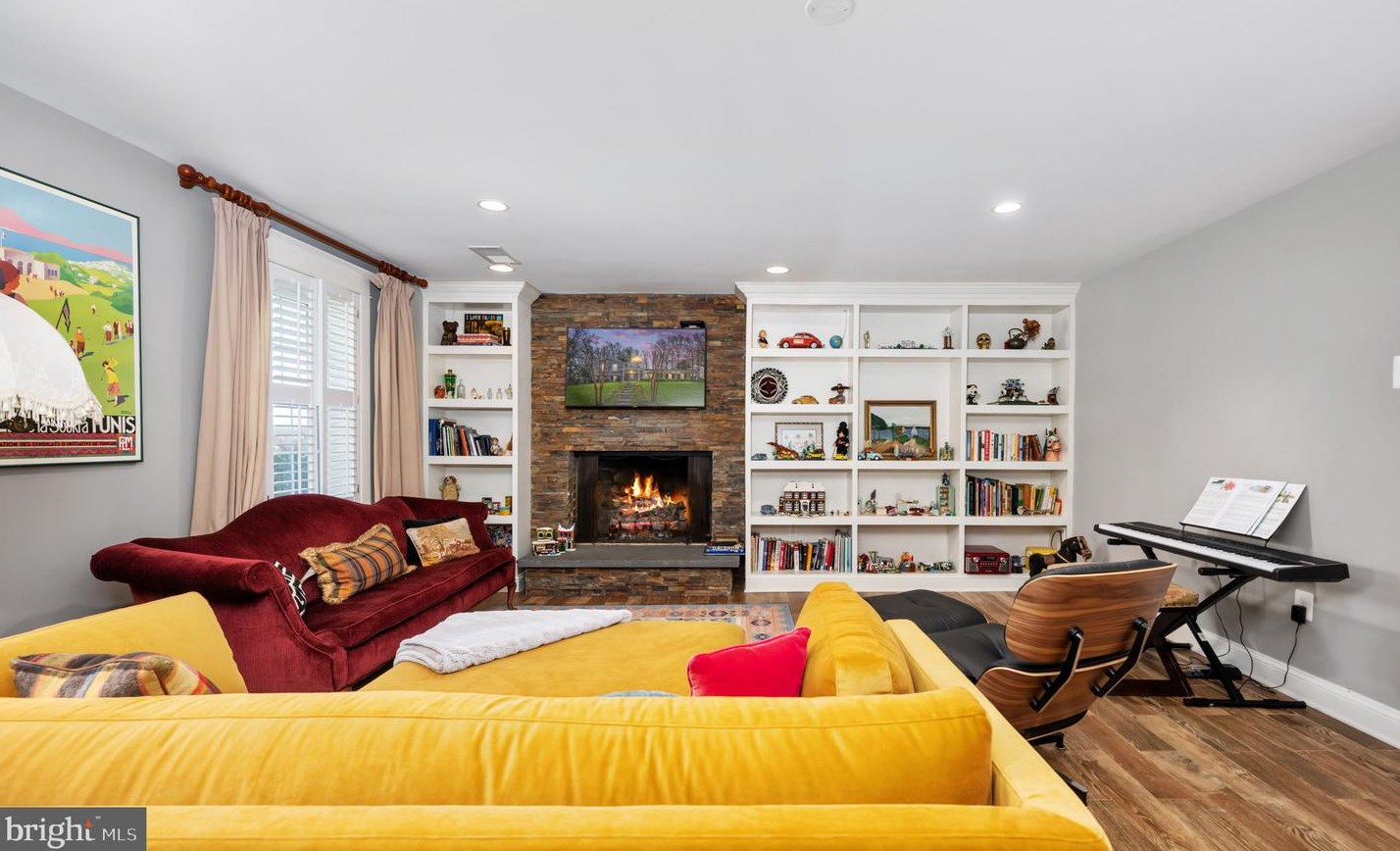 10025 Garrett St, Vienna VA  22181-3145 exterior