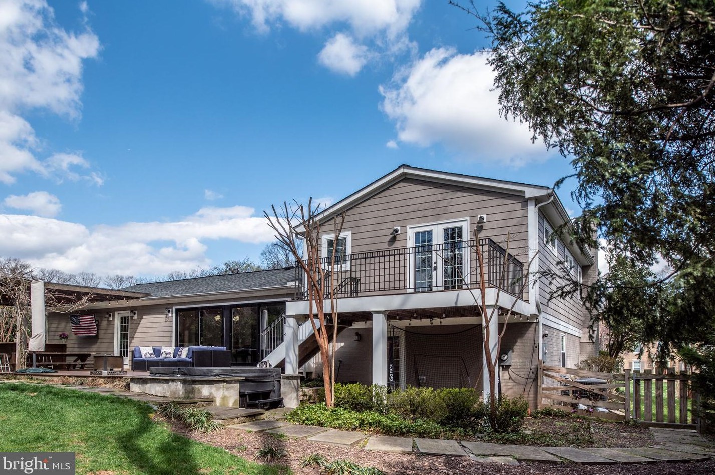 10025 Garrett St, Vienna VA  22181-3145 exterior