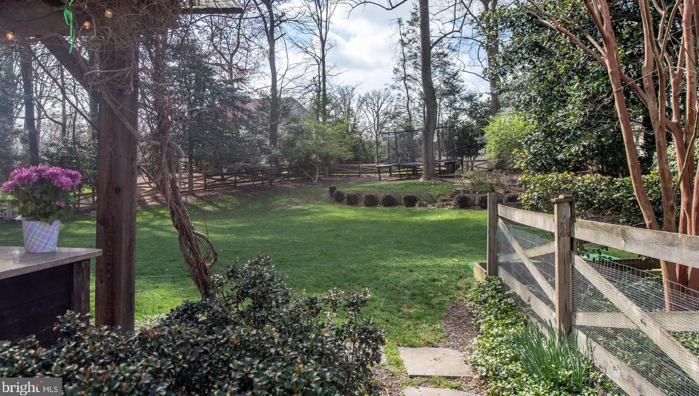 10025 Garrett St, Vienna VA  22181-3145 exterior