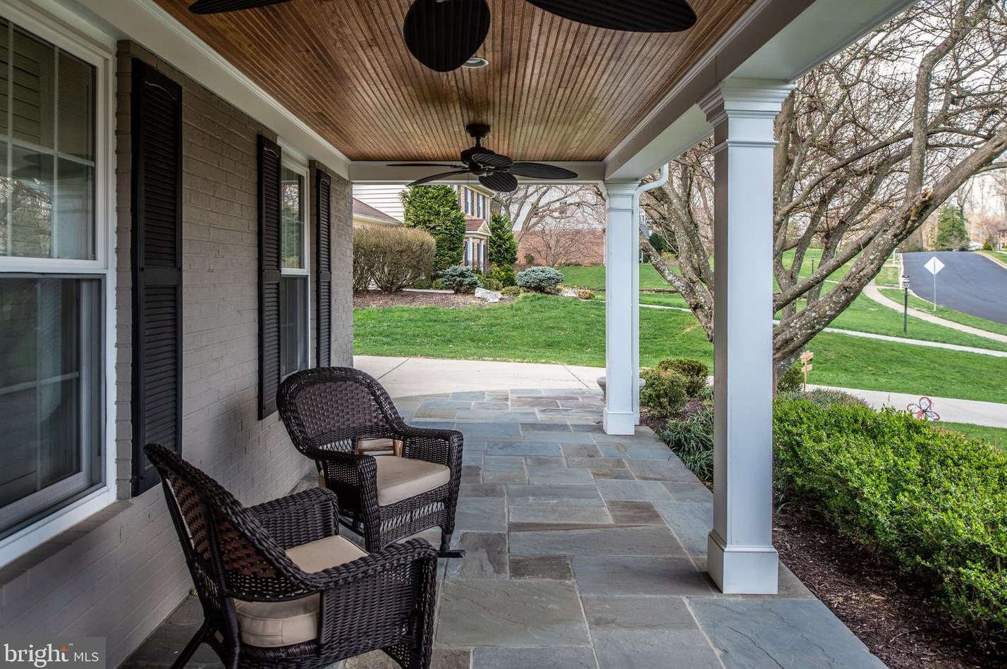 10025 Garrett St, Vienna VA  22181-3145 exterior