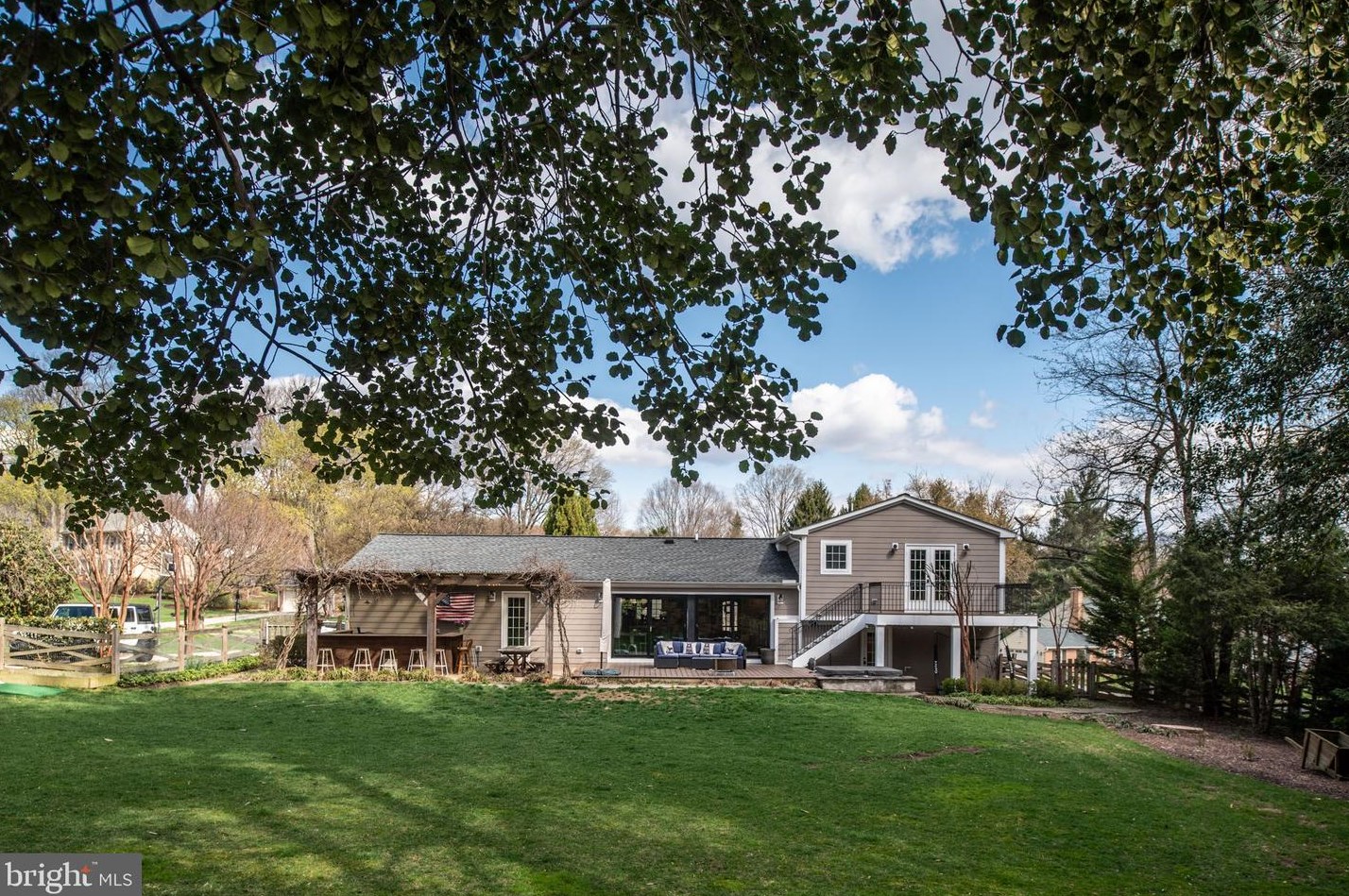 10025 Garrett St, Vienna VA  22181-3145 exterior