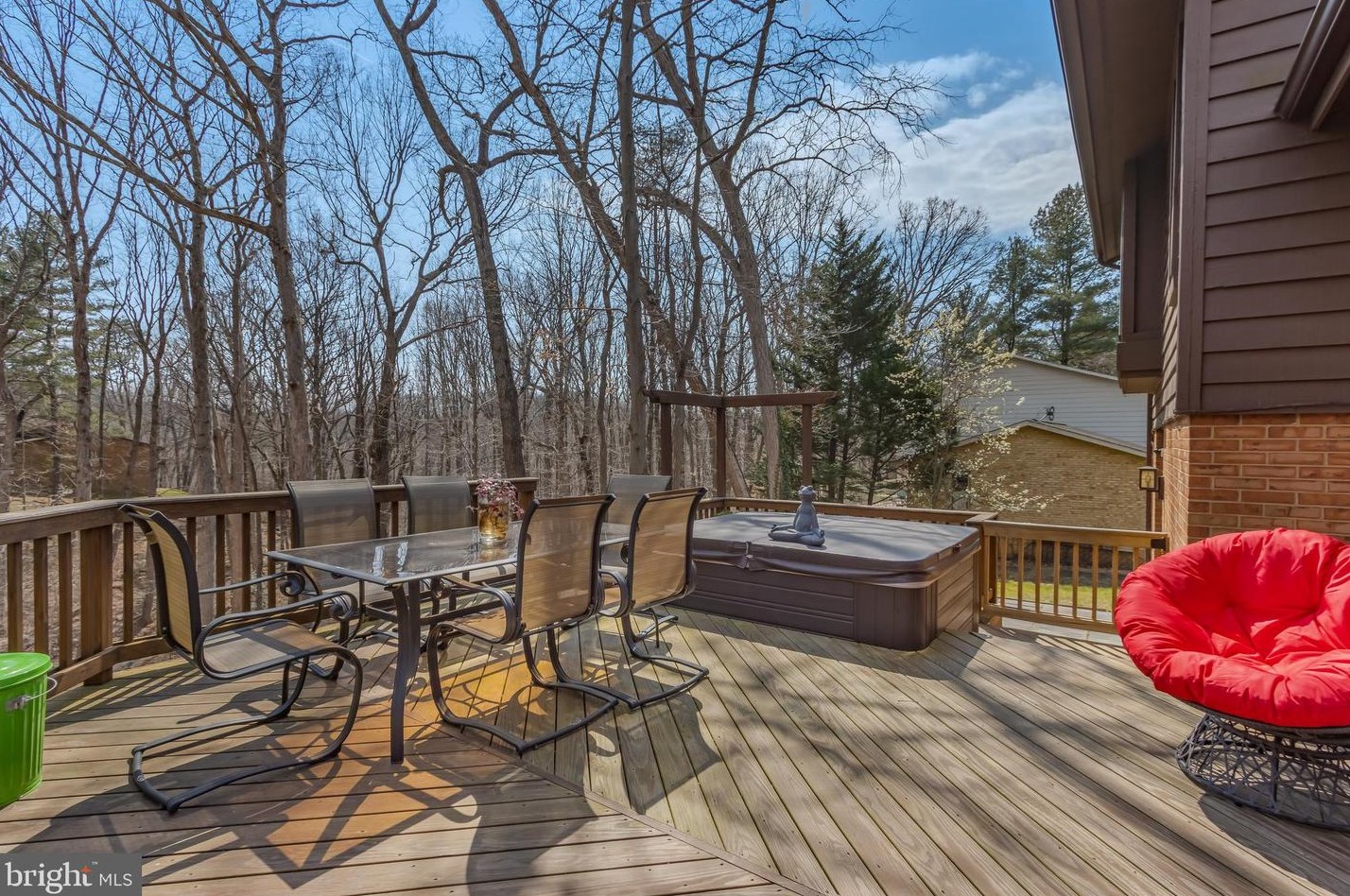 9119 Cricklewood Ct, Vienna VA  22182-1702 exterior