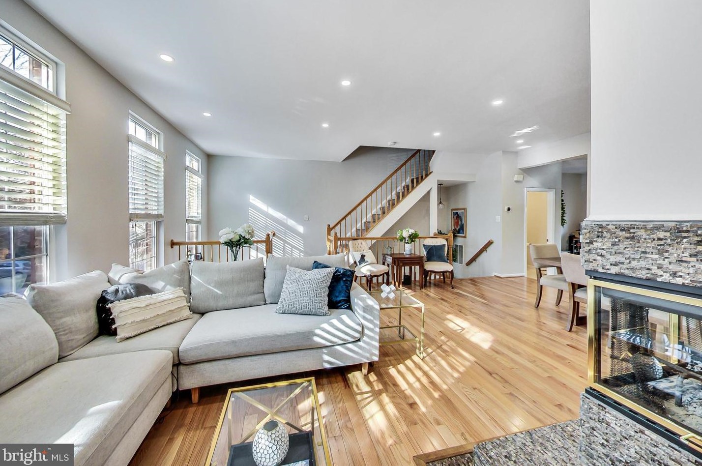 4017 Rosemeade Dr, Fairfax VA  22033-2873 exterior