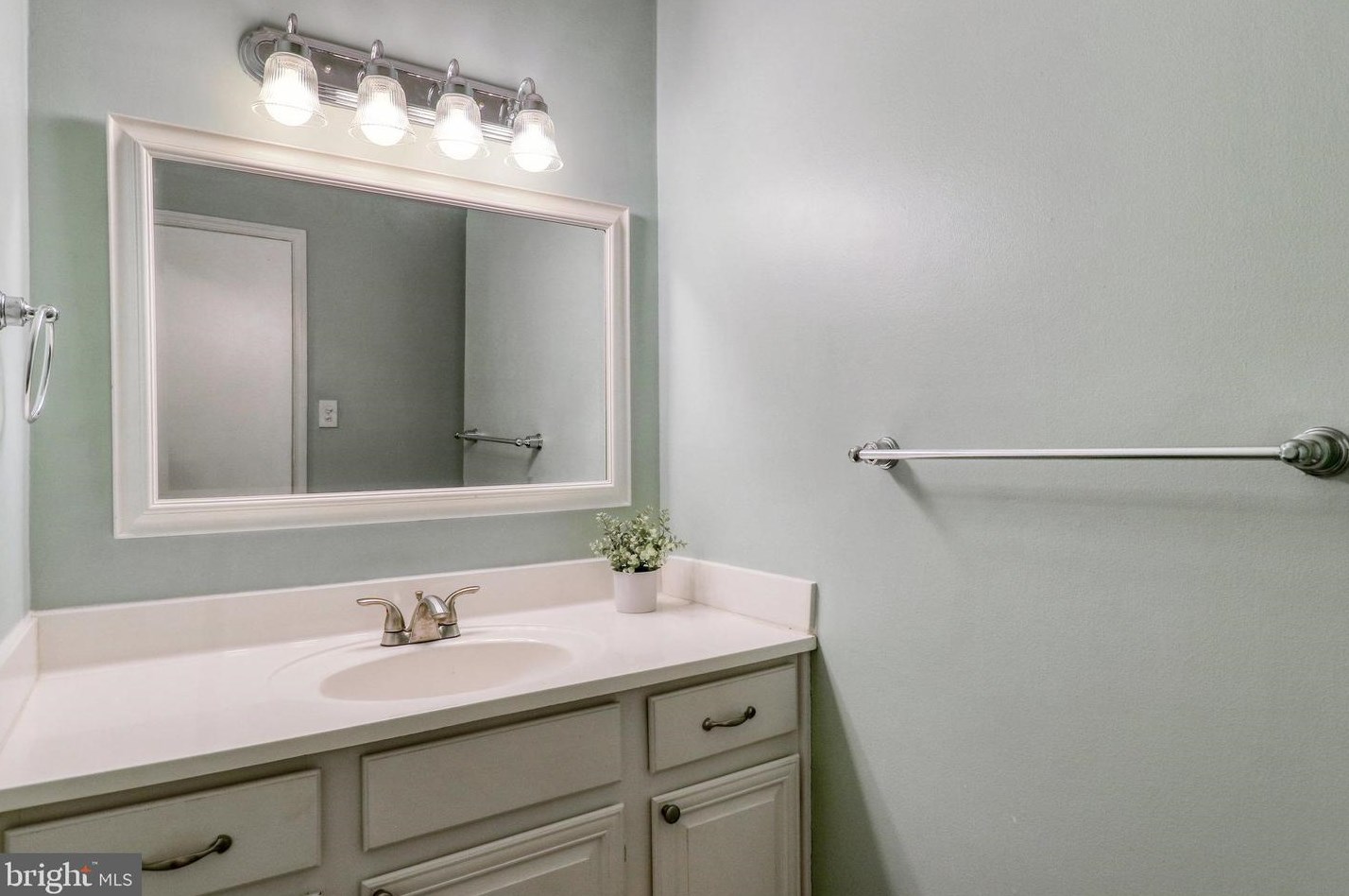 10049 Oakton Ter Rd, Vienna VA  22124-2938 exterior