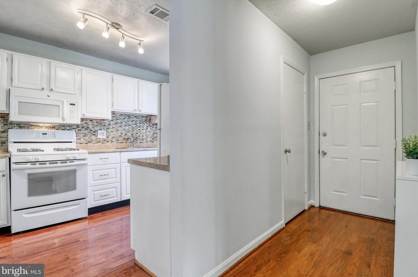 10049 Oakton Terrace Rd, Vienna VA  22124-2938 exterior