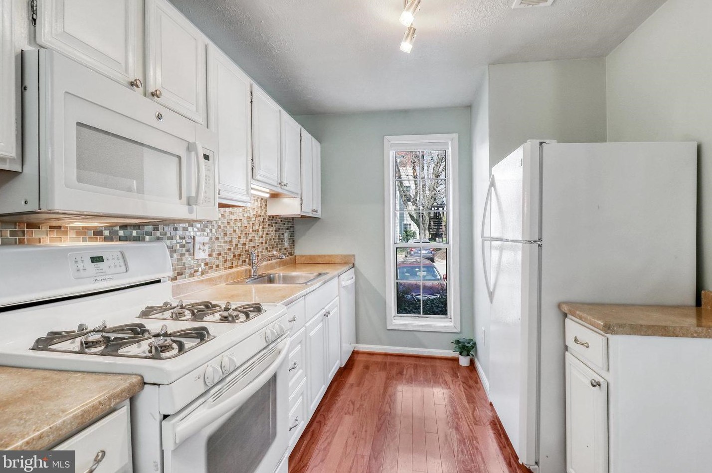 10049 Oakton Ter Rd, Vienna VA  22124-2938 exterior