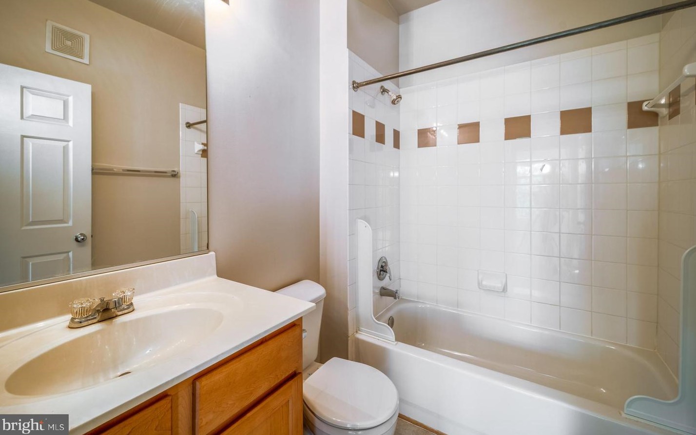 13405 Connor Dr, Centreville VA 20120-3034 exterior