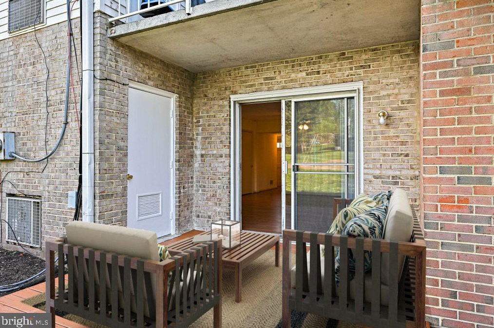 14466 Golden Oak Rd, Centreville VA  20121-2249 exterior