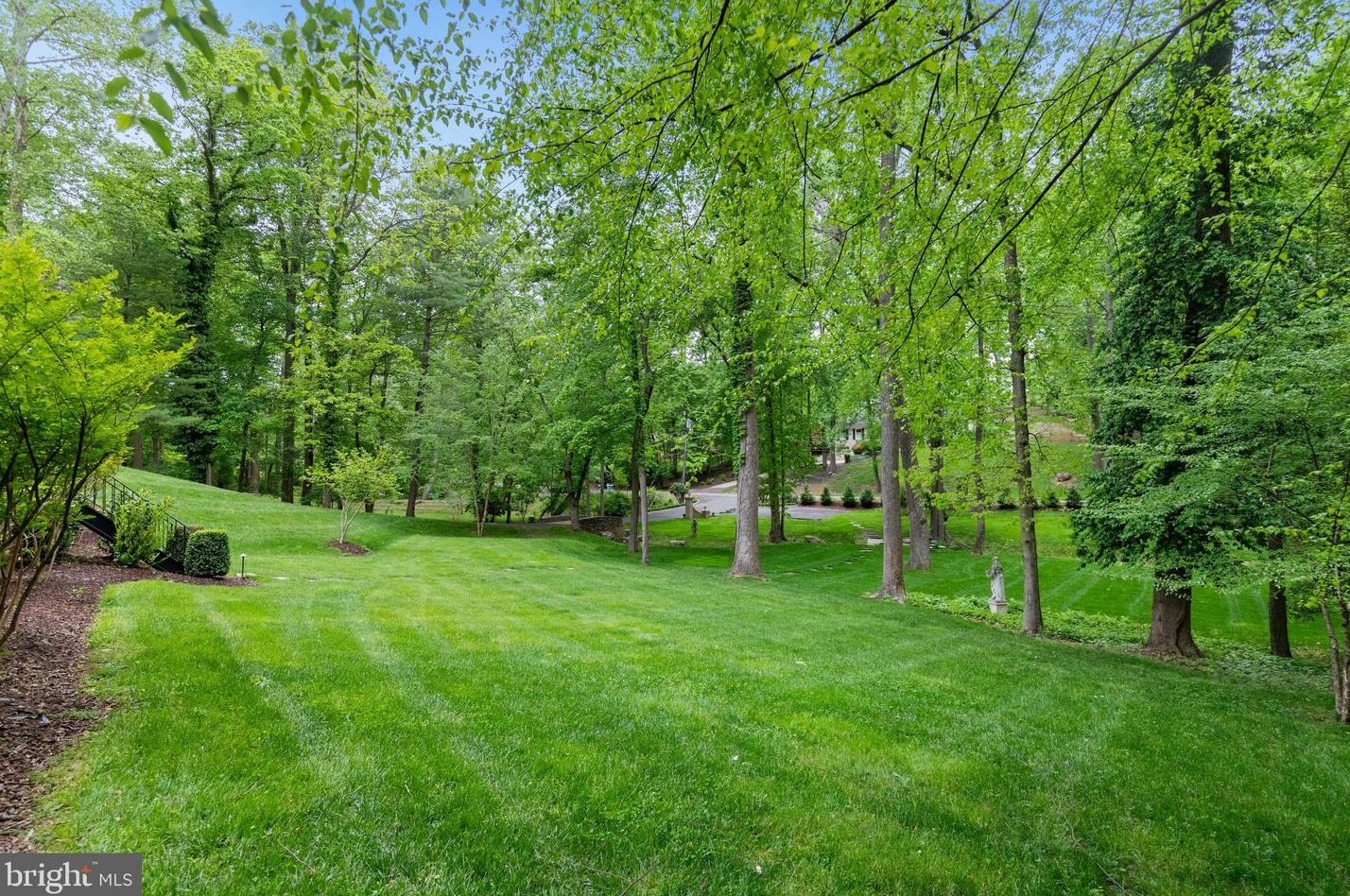 8751 Brook Rd, Mc Lean VA  22102-1507 exterior