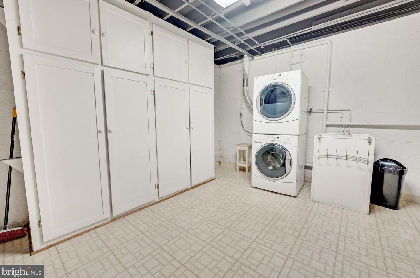 2923 Vlg Spg Ln, Vienna VA 22181-6112 exterior