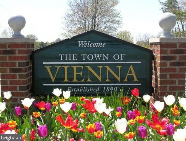 2923 Vlg Spg Ln, Vienna VA 22181-6112 exterior