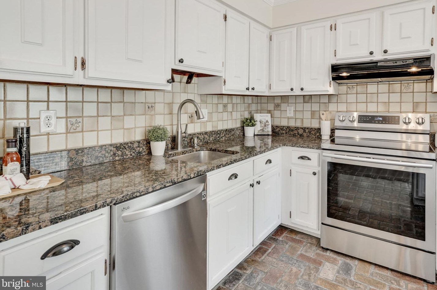 2923 Vlg Spg Ln, Vienna VA 22181-6112 exterior