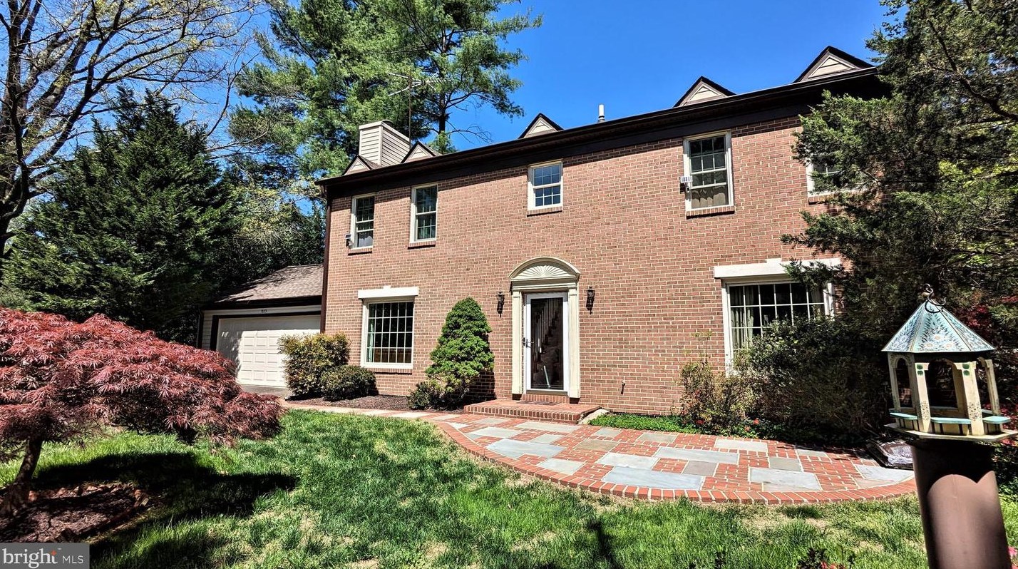 1835 Batten Hollow Rd, Vienna VA  22182-1915 exterior