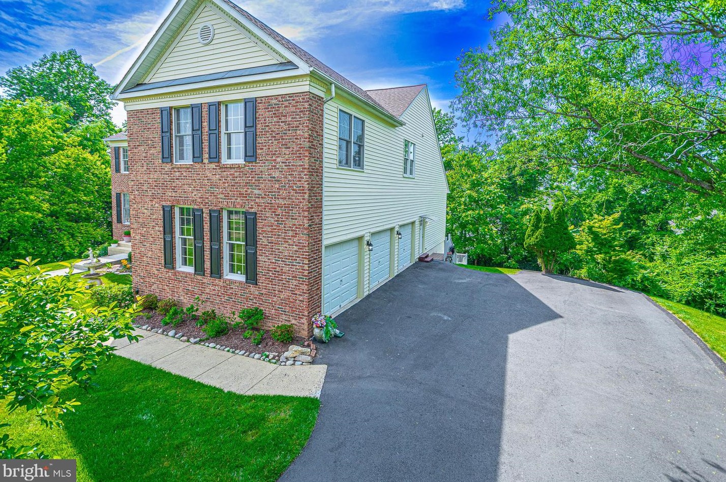 1090 Liberty Meeting Ct, Herndon, VA 20170