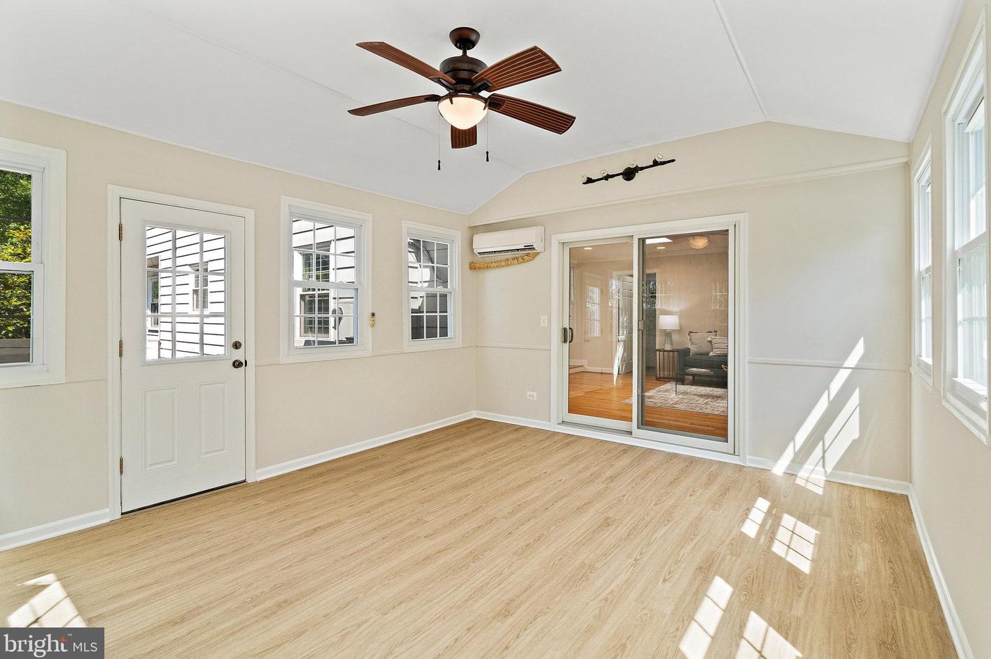 2098 Kedge Dr, Vienna VA 22181-3211 exterior