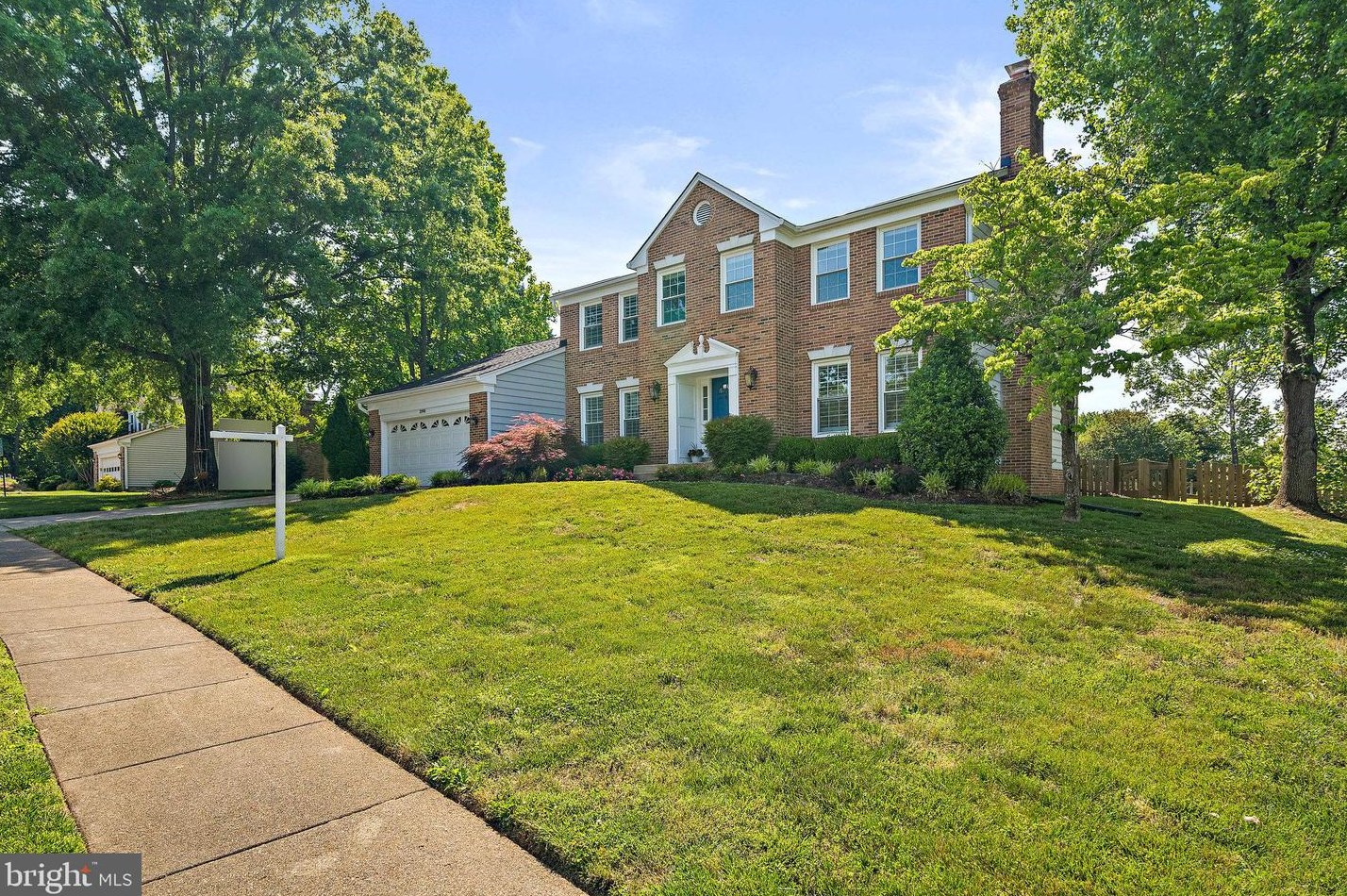 2098 Kedge Dr, Vienna VA 22181-3211 exterior