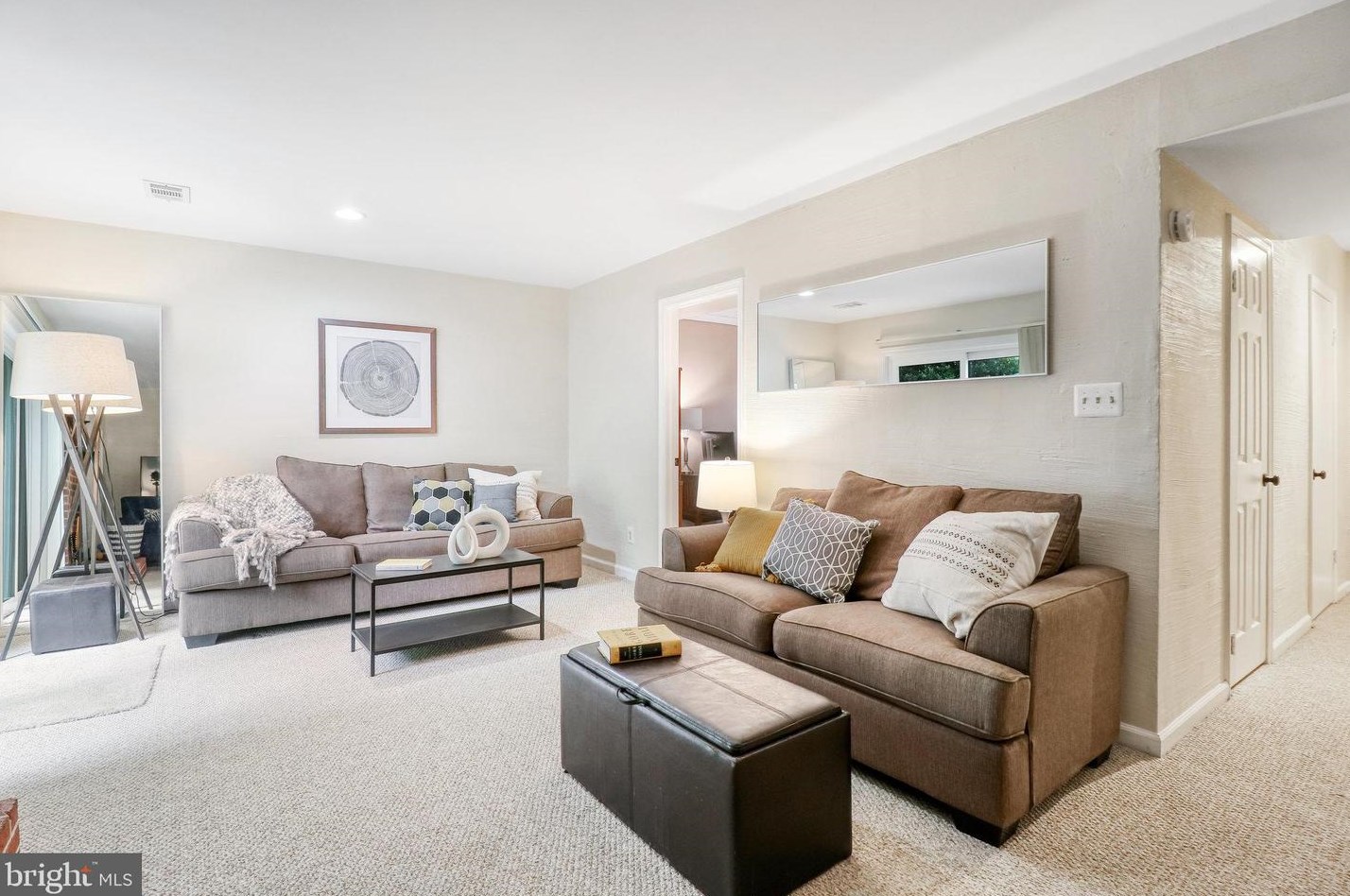 2821 Knollside Ln, Vienna VA 22180-7002 exterior