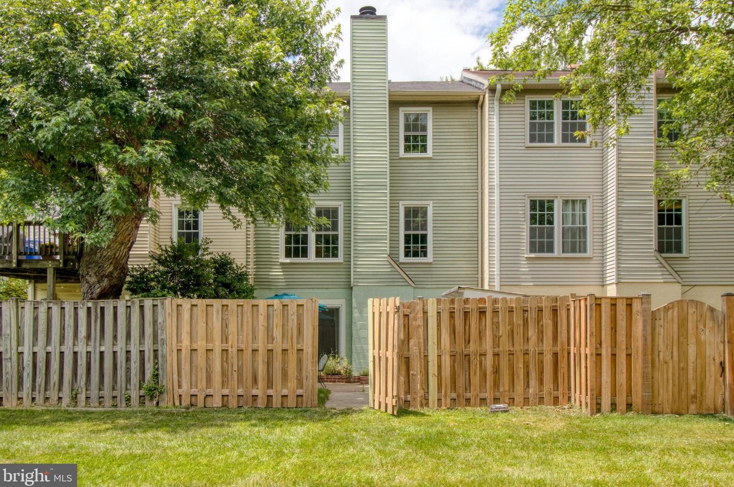 2821 Knollside Ln, Vienna VA 22180-7002 exterior