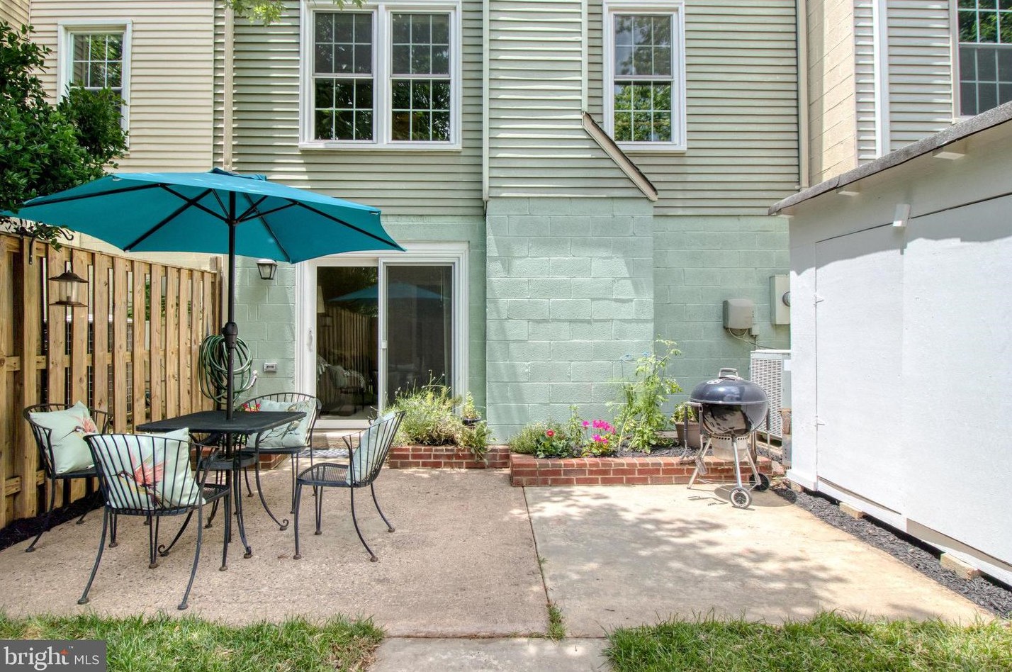 2821 Knollside Ln, Vienna VA 22180-7002 exterior