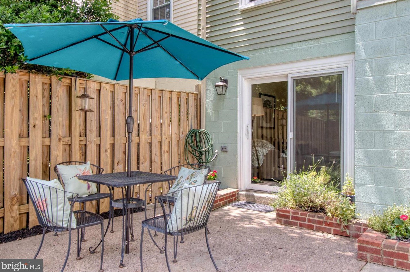 2821 Knollside Ln, Vienna VA 22180-7002 exterior