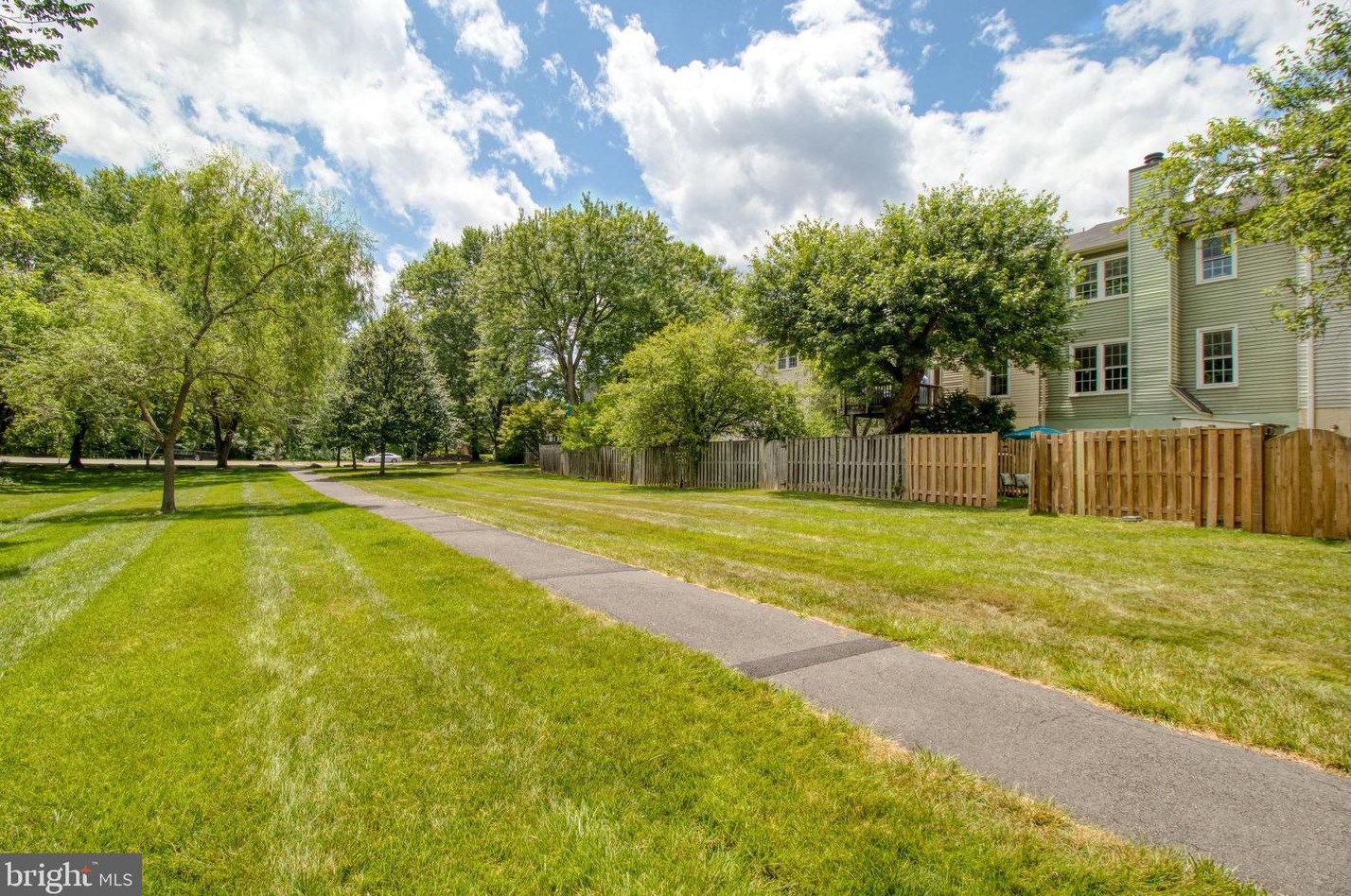 2821 Knollside Ln, Vienna VA 22180-7002 exterior