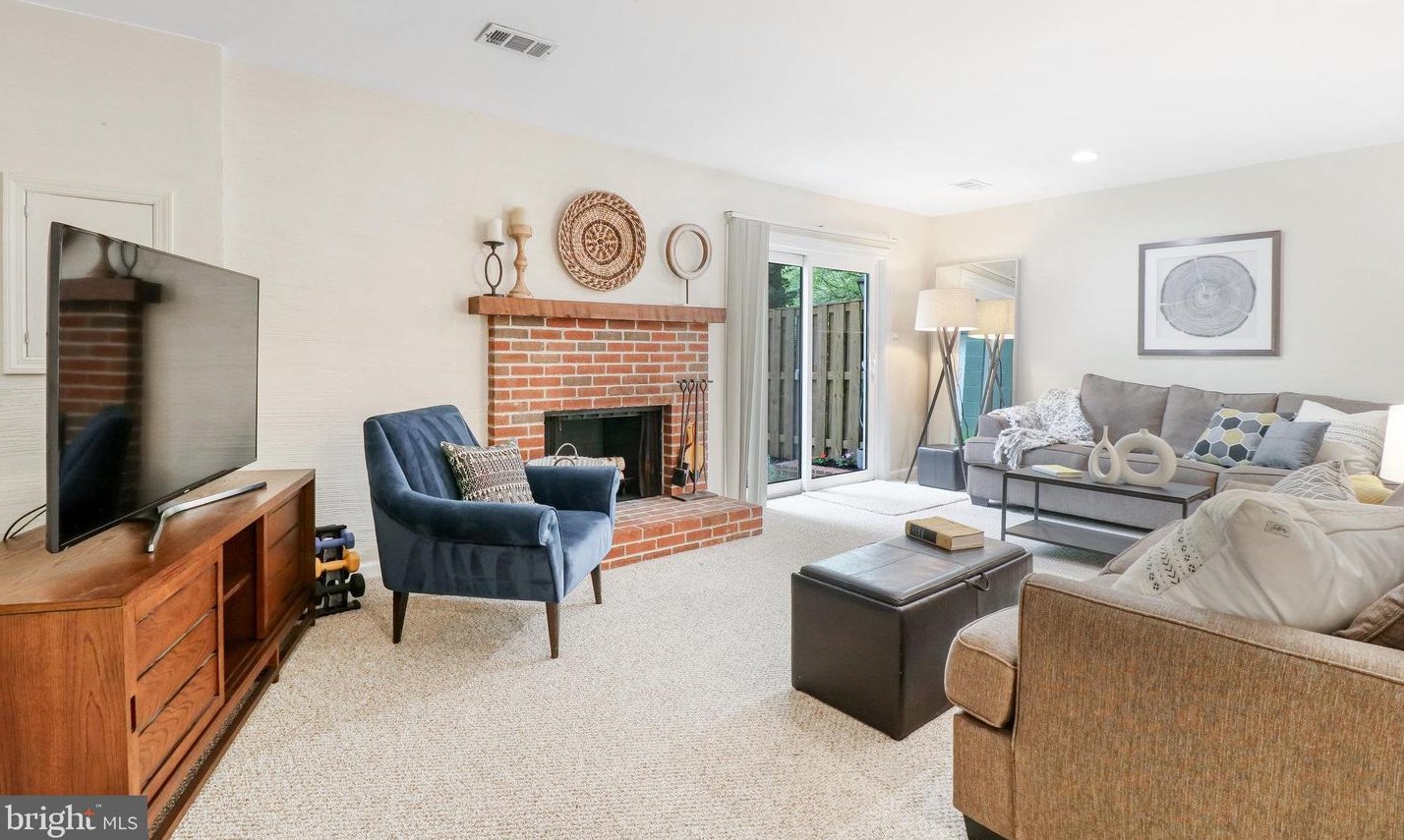 2821 Knollside Ln, Vienna VA 22180-7002 exterior